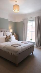 A bed or beds in a room at Luxury living outside the city walls - sleeps six!