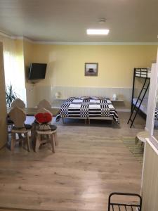 JabaraにあるReinholdi puhkemajaのベッドルーム1室(ベッド1台、テーブル、椅子付)