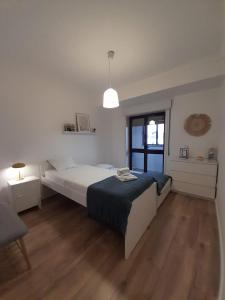 Un pat sau paturi într-o cameră la Amália Rodrigues -apartamento com 3 quartos em pleno coração de Ílhavo