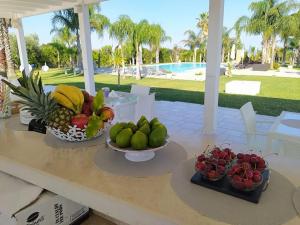 Tenuta Espada Luxury Residence في غالّيبولي: طبقين من الفاكهة على منضدة في المنزل