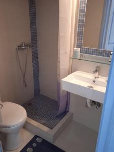 bagno con doccia, lavandino e servizi igienici di Artistic house a Kokkari