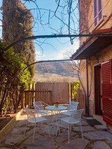 un tavolo e sedie su un patio con vista di B&B I COLLI DI BERGAMO ALTA a Bergamo