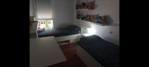 Łóżko lub łóżka w pokoju w obiekcie PLAYA ALMARDA CORINTO, PISCINA, WIFI,2 TERRAZAS, BARBACOA,TRANQUILo