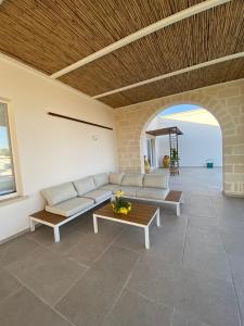 uma sala de estar com um sofá e uma mesa em IL NOCE Salento Tourism Services em Nardò