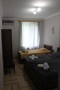 Een bed of bedden in een kamer bij Guest house Maspindzeli