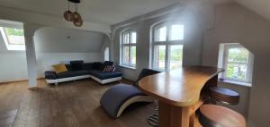 uma sala de estar com uma mesa e um sofá em Mazurska przystań em Dabrówno