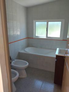 La salle de bains est pourvue d'une baignoire, de toilettes et d'un lavabo. dans l'établissement Casa Júlia, 