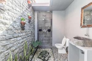 Ванная комната в The Box Paradise Cottage +17 фотографий