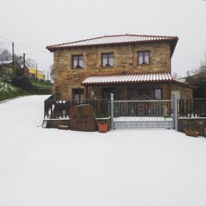 Casa de Aldea El Boje : منزل في الثلج مع سياج