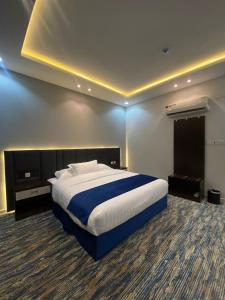 アブハにあるفندق قمم بارك Qimam Park Hotel 2のベッドルーム1室(大型ベッド1台、青い掛け布団付) +15枚の写真