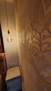 Smederevska PalankaにあるMotel Castelloの木製の壁の客室で、照明とテーブルが備わります。