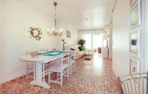 TV a/nebo společenská místnost v ubytování Beautiful Apartment In Torrevieja