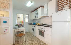 Kuchyň nebo kuchyňský kout v ubytování Beautiful Apartment In Torrevieja