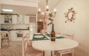 Kuchyň nebo kuchyňský kout v ubytování Beautiful Apartment In Torrevieja