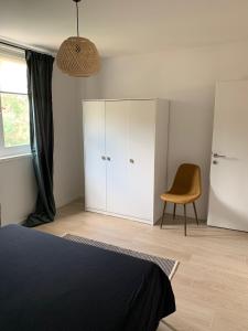 Postel nebo postele na pokoji v ubytování A cosy renovated one bedroom appartement with parking space and near the sea and the historical city center