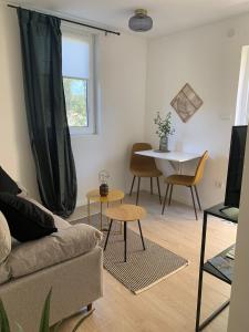 Posezení v ubytování A cosy renovated one bedroom appartement with parking space and near the sea and the historical city center