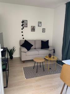 Posezení v ubytování A cosy renovated one bedroom appartement with parking space and near the sea and the historical city center