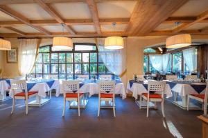 Reštaurácia alebo iné gastronomické zariadenie v ubytovaní Hotel Lo Scoiattolo