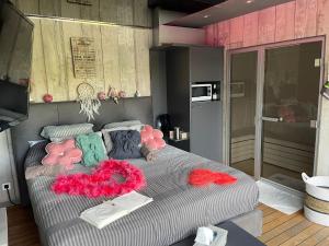 Postel nebo postele na pokoji v ubytování La chambre du puits avec 2 jacuzzis , sauna et Hammam privatif