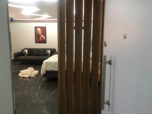 Sofya Suites في فتحية: غرفة معيشة مع سرير وأريكة
