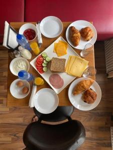 Opciones de desayuno para los huéspedes de Room Mate Hostel Amsterdam Zaandam