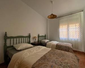 1 dormitorio con 2 camas y ventana en Apartamento rural el Vidre VT-42035-CS en Vistabella del Maestrazgo