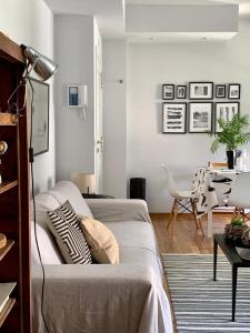 1 dormitorio con cama, mesa y escritorio en Exclusivo apartamento en edificio de lujo, en Mondariz-Balneario