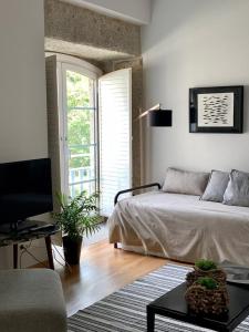 1 dormitorio con cama, mesa y sofá en Exclusivo apartamento en edificio de lujo, en Mondariz-Balneario