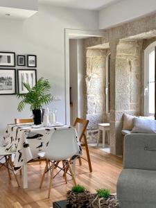 sala de estar con mesa y sofá en Exclusivo apartamento en edificio de lujo, en Mondariz-Balneario
