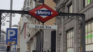 马德里米拉尔瓦旅馆的城市街道上的地铁标志