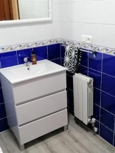bagno con lavandino bianco e piastrelle blu di Ampuero, Cantabria, Rio Asón ad Ampuero