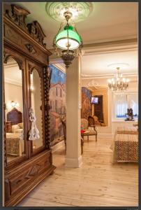 a room with a large mirror and a chandelier at H. Boutique Puerta del Sol in Torrelavega