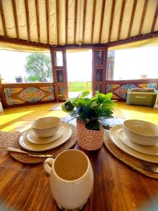 una mesa con platos y una taza de café. en The Kites Rest at Castle Creavie Farm en Kirkcudbright
