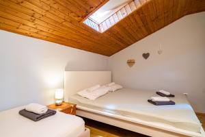 Postel nebo postele na pokoji v ubytování Nostromo Guesthouse with the Sea View
