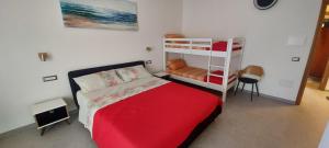 sypialnia z łóżkiem i łóżkiem piętrowym w obiekcie Baboe Affittacamere IUN F1037 w mieście Torre Grande