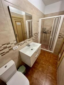 Ett badrum på Lovely spacious apartment in the center - Vilaflor