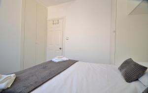 - un lit blanc avec 2 oreillers dans l'établissement Apartman Staro Selo, à Primošten
