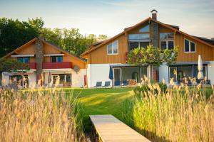 ein Haus mit einem Garten davor in der Unterkunft Seeappartements Christiane Haus 95 in Leinsdorf