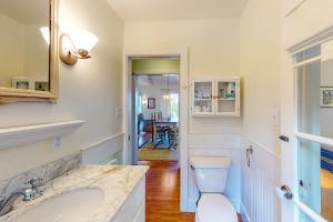 Photo de la galerie de l'établissement Turkey Cove Cottage, à Glenmere 41 autres photos