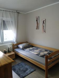Een bed of bedden in een kamer bij ARIANA apartman