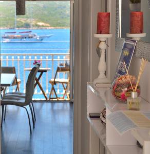 Cette chambre dispose d'une table et offre une vue sur l'océan. dans l'établissement Apartman Staro Selo, à Primošten
