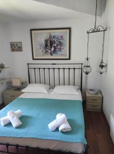 um quarto com uma cama com duas toalhas em Forest Retreat em Sani Beach