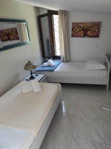 um quarto com duas camas e um candeeiro em Forest Retreat em Sani Beach