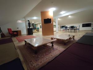- un salon avec deux tables en bois dans l'établissement Montenegro Colors, à Kamenari