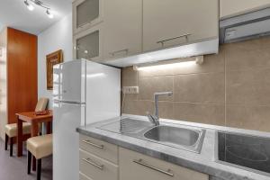 A kitchen or kitchenette at Guest House Lazeta