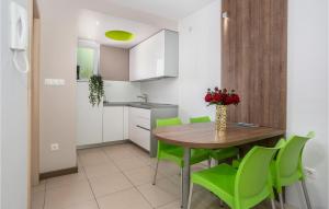 Kuchnia lub aneks kuchenny w obiekcie 1 Bedroom Stunning Apartment In Njivice