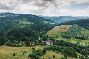 una vista aérea de una granja en las colinas en Ośrodek Wypoczynkowy Maria w Lewinie Kłodzkim - MARIA I, en Lewin Kłodzki