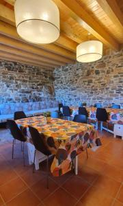 a dining room with a table and chairs at Casa Rural T-Rex in Bretún
