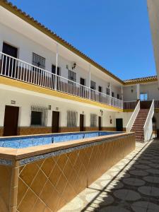 Bazén v ubytování Hostal Los Mellizos nebo v jeho okolí