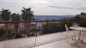 a balcony with a table and chairs and a view at Apartamento Buenavista in Villamiel